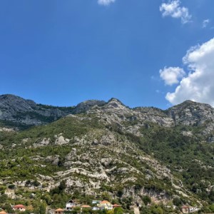 On est le 15 octobre, c'est donc le bon moment pour poster les photos de cet été, c'est parti ! D'abord Tirana et Krujë 🇦🇱.#albania